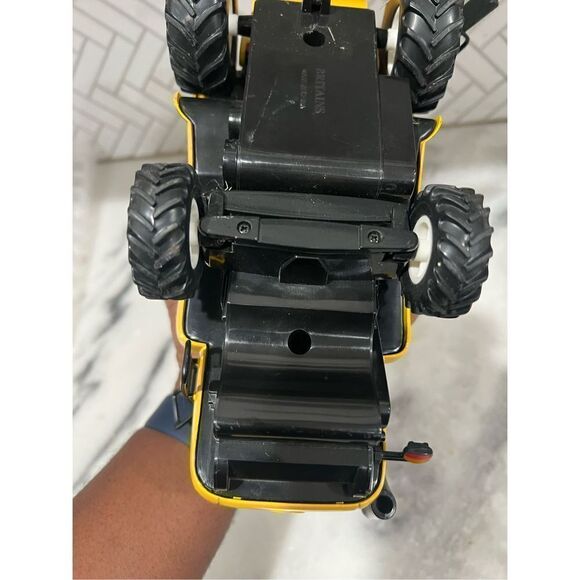 New Holland CX880 Britain Model 1:32 Reaper. Incomplete - Picture 10 of 10